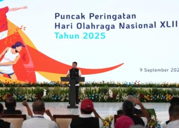 Wakil Menteri Pemuda dan Olahraga Republik Indonesia (Wamenpora RI) Taufik Hidayat, mengajak seluruh masyarakat Indonesia menjadikan olahraga sebagai gaya hidup sehari-hari. Hal itu Wamenpora Taufik sampaikan pada Puncak Peringatan Hari Olahraga Nasional (Haornas) XLII Tahun 2025 yang dipusatkan di GOR POPKI, Cibubur, Jakarta, Selasa (9/9).(foto:Herry/kemenpora.go.id)