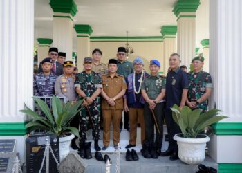 Pemerintah Kota Bandung bersama jajaran Forum Komunikasi Pimpinan Daerah (Forkopimda) Kota Bandung berziarah ke makam para leluhur dan pendiri Kota Bandung, Selasa 23 September 2025. Hal itu dilakukan menjelang peringatan Hari Jadi ke-215 Kota Bandung (HJKB).