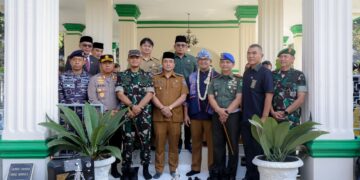 Pemerintah Kota Bandung bersama jajaran Forum Komunikasi Pimpinan Daerah (Forkopimda) Kota Bandung berziarah ke makam para leluhur dan pendiri Kota Bandung, Selasa 23 September 2025. Hal itu dilakukan menjelang peringatan Hari Jadi ke-215 Kota Bandung (HJKB).