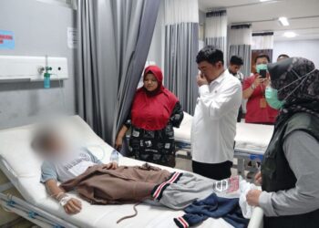 Bupati Garut, Abdusy Syakur Amin, mengecek pelajar korban keracunan menu MBG di Puskesmas Kadungora.(Foto:Istimewa).