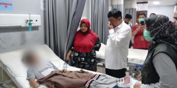 Bupati Garut, Abdusy Syakur Amin, mengecek pelajar korban keracunan menu MBG di Puskesmas Kadungora.(Foto:Istimewa).