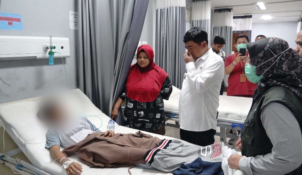 Bupati Garut, Abdusy Syakur Amin, mengecek pelajar korban keracunan menu MBG di Puskesmas Kadungora.(Foto:Istimewa).