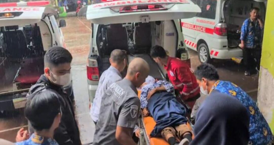 Pelajar SMPN 3 Kota Banjar dievakuasi ambulans setelah mengalami keracunan menu MBG.(Foto:Istimewa).