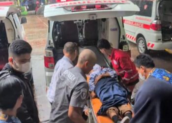 Pelajar SMPN 3 Kota Banjar dievakuasi ambulans setelah mengalami keracunan menu MBG.(Foto:Istimewa).