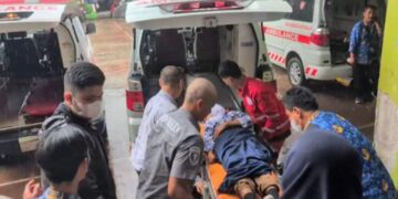 Pelajar SMPN 3 Kota Banjar dievakuasi ambulans setelah mengalami keracunan menu MBG.(Foto:Istimewa).