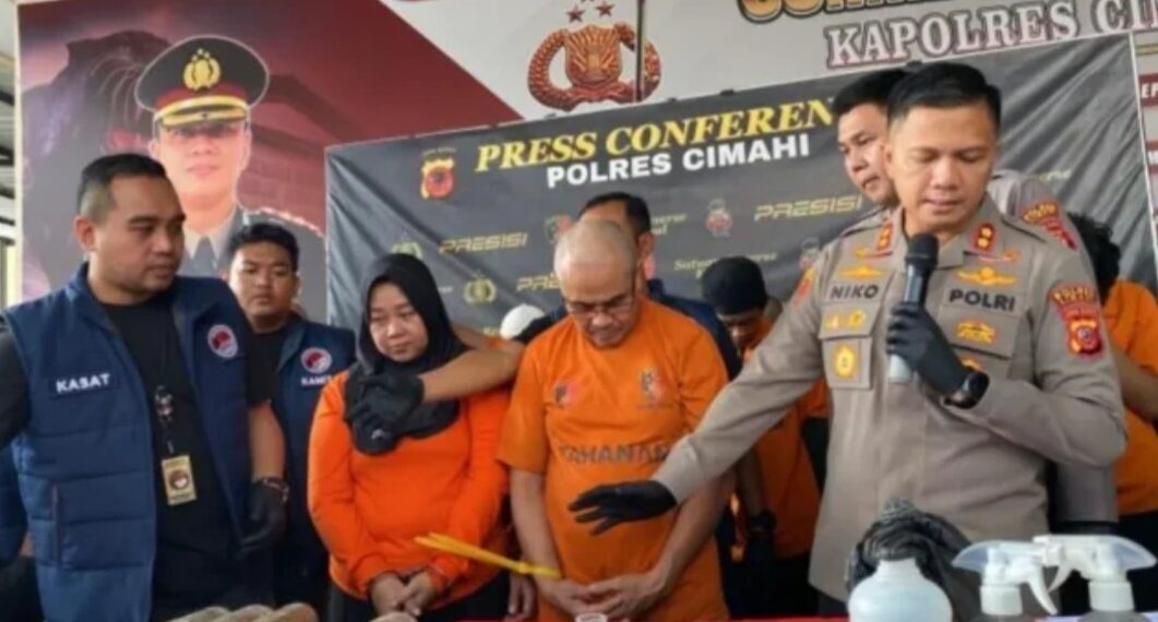 Pasangan suami-istri pengedar ganja, Zakaria Usman (55) dan Elis Sari (45).(Foto:Istimewa).