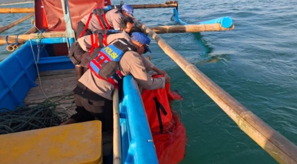 Proses evakuasi jasad Faujan (19) korban tenggelam di Pantai Karangpapak, Kabupaten Garut.(Foto:Istimewa).
