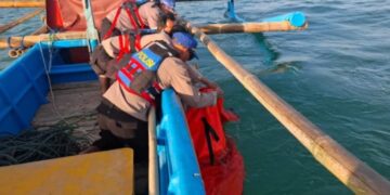 Proses evakuasi jasad Faujan (19) korban tenggelam di Pantai Karangpapak, Kabupaten Garut.(Foto:Istimewa).