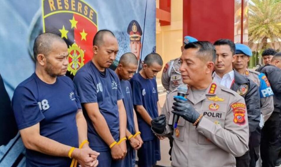 Empat pelaku pemalsu STNK dan penadah sepeda motor curian.(Foto:Istimewa).