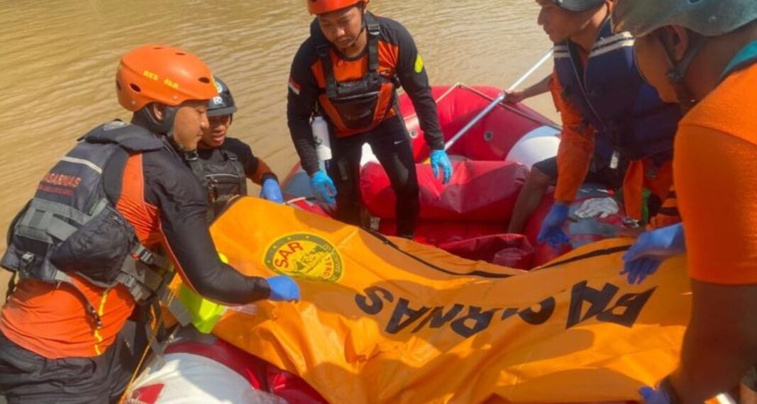 Proses evakuasi bocah tewas terseret arus Sungai Cimandiri di Kabupaten Sukabumi.(Foto:Istimewa).