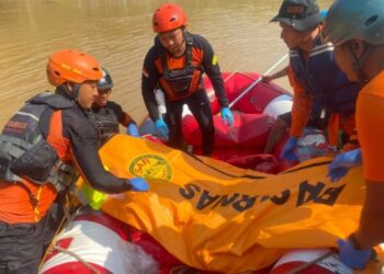 Proses evakuasi bocah tewas terseret arus Sungai Cimandiri di Kabupaten Sukabumi.(Foto:Istimewa).