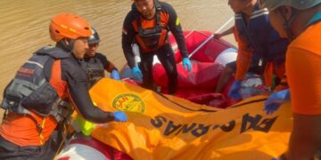 Proses evakuasi bocah tewas terseret arus Sungai Cimandiri di Kabupaten Sukabumi.(Foto:Istimewa).