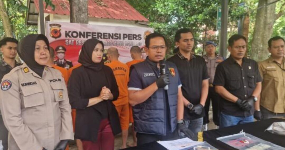 Kasatreskrim Polrestabes Bandung, AKBP Abdul Rahman memberikan keterangan pers pengungkapan kasus curanmor.(Foto:Istimewa).