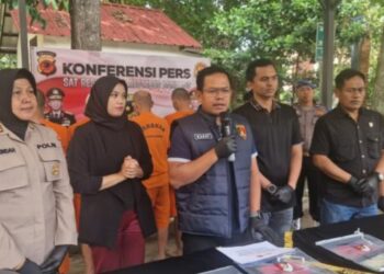 Kasatreskrim Polrestabes Bandung, AKBP Abdul Rahman memberikan keterangan pers pengungkapan kasus curanmor.(Foto:Istimewa).