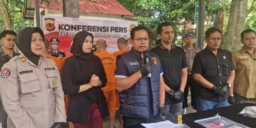 Kasatreskrim Polrestabes Bandung, AKBP Abdul Rahman memberikan keterangan pers pengungkapan kasus curanmor.(Foto:Istimewa).