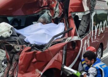 Kondisi minibus travel Daytrans nomor polisi D 7754 AJ setelah menabrak dump truk di Tol Cipularang KM 77 B.(Foto:Istimewa).