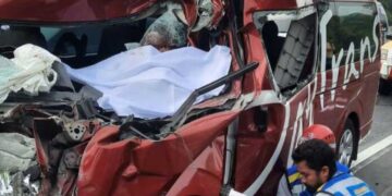 Kondisi minibus travel Daytrans nomor polisi D 7754 AJ setelah menabrak dump truk di Tol Cipularang KM 77 B.(Foto:Istimewa).