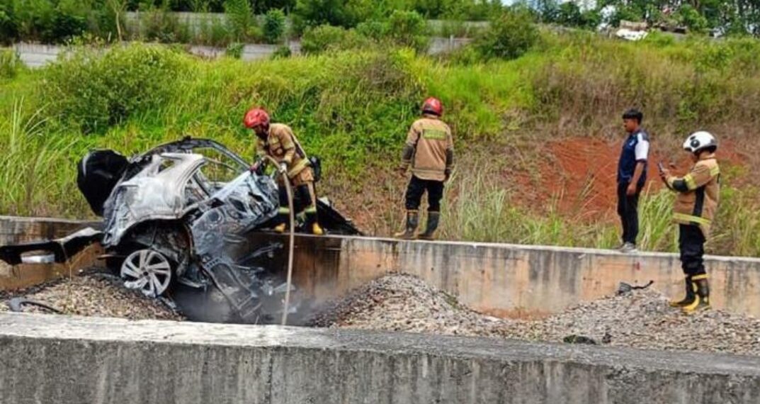 Bangkai mobil minibus Toyota Raize yang mengalami kecelakaan tunggal dan terbakar di Tol Cisumdawu, menewaskan mahasiswa Unpad.(Foto:Istimewa).
