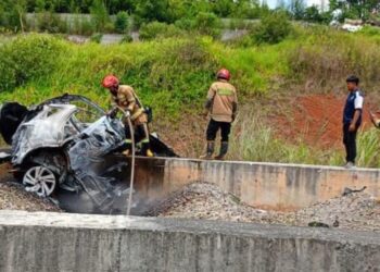 Bangkai mobil minibus Toyota Raize yang mengalami kecelakaan tunggal dan terbakar di Tol Cisumdawu, menewaskan mahasiswa Unpad.(Foto:Istimewa).