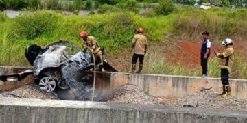 Bangkai mobil minibus Toyota Raize yang mengalami kecelakaan tunggal dan terbakar di Tol Cisumdawu, menewaskan mahasiswa Unpad.(Foto:Istimewa).