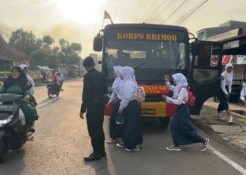 Bus sekolah gratis Satbrimob Polda Jabar di wilayah pedesaan di Kabupaten Tasikmalaya siap antar pelajar sekolah.(Foto:Istimewa).