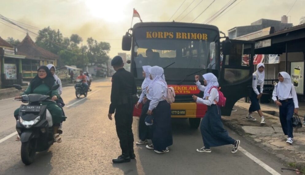 Bus sekolah gratis Satbrimob Polda Jabar di wilayah pedesaan di Kabupaten Tasikmalaya siap antar pelajar sekolah.(Foto:Istimewa).