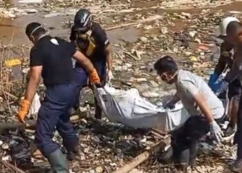 Proses evakuasi mayat Iis Nurparida, 42 tahun, wanita pekerja migran ditemukan di aliran Sungai Citarum, Kabupaten Bandung Barat.(Foto:Istimewa).