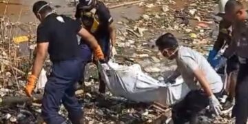 Proses evakuasi mayat Iis Nurparida, 42 tahun, wanita pekerja migran ditemukan di aliran Sungai Citarum, Kabupaten Bandung Barat.(Foto:Istimewa).