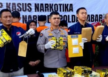 Barang bukti narkoba jenis sabu dibungkus kemasan teh China yang disita Ditresnarkoba Polda Jabar dari jaringan narkoba Internasional.(Foto:Istimewa).