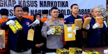 Barang bukti narkoba jenis sabu dibungkus kemasan teh China yang disita Ditresnarkoba Polda Jabar dari jaringan narkoba Internasional.(Foto:Istimewa).