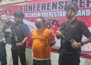 UF, dukun cabul modus menjanjikan bisa sembuhkan orang sakit ditangkap Satreskrim Polrestabes Bandung.(Foto:Istimewa).