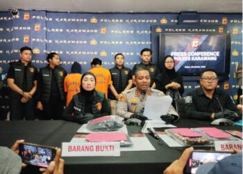 Kapolres Karawang, AKBP Fiki Novian Ardian, memberikan keterangan pers penangkapan pelaku buang bayi mulut dilakban.(Foto:Istimewa).