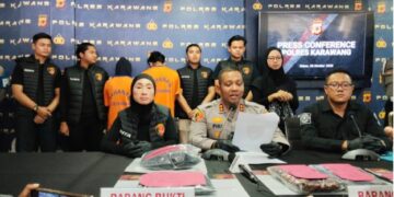Kapolres Karawang, AKBP Fiki Novian Ardian, memberikan keterangan pers penangkapan pelaku buang bayi mulut dilakban.(Foto:Istimewa).