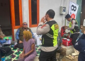 Warga korban banjir di Desa Cikahuripan, Kecamatan Cisolok, Kabupaten Sukabumi, mendatangi posko kesehatan.(Foto:Istimewa).