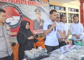 Keterangan pers Kasatresnarkoba Polresta Bandung, Kompol Nova Bhayangkara terkait penangkapan 31 pengedar narkoba.(Foto:Istimewa).