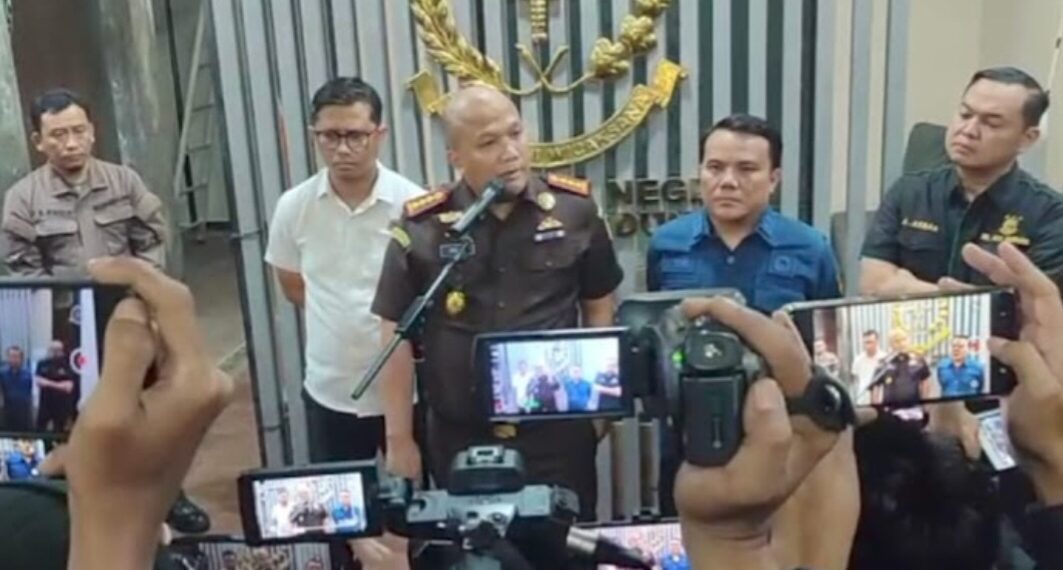 Kajari Kota Bandung, Irfan Wibowo, memberikan keterangan pers terkait pemeriksaan Wakil Walikota Bandung, Erwin, dalam kasus dugaan penyalahgunaan wewenang.(Foto:Istimewa).