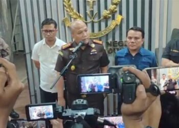 Kajari Kota Bandung, Irfan Wibowo, memberikan keterangan pers terkait pemeriksaan Wakil Walikota Bandung, Erwin, dalam kasus dugaan penyalahgunaan wewenang.(Foto:Istimewa).