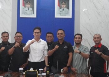 Wakil Bupati Sumedang M Fajar Aldila (baju putih) bersama komunitas otomotif Selasa 28 Oktober 2025 di Komplek Pemkab Sumedang.(Foto: Humas Pemkab Sumedang)