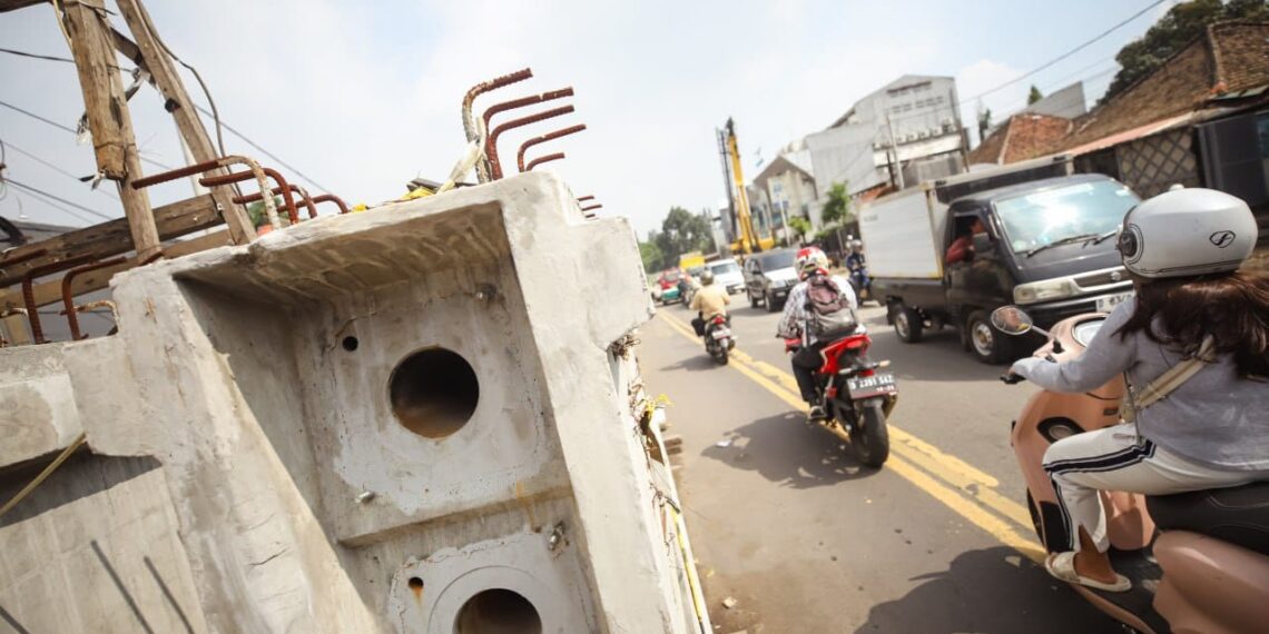 Proyek pembangunan Flyover Nurtanio yang menjadi penghubung antara Jalan Dr. Abdul Rachman Saleh dan Jalan L.M.U. Nurtanio (Garuda).(Foto: Humas Pemkot Bandung)