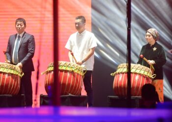 Wakil Menteri Pemuda dan Olahraga Republik Indonesia (Wamenpora RI) Taufik Hidayat hari Minggu (19/10) pagi menghadiri pembukaan Kejuaraan Dunia Gimnastik 2025 atau 53rd FIG Artistic Gymnastics World Championships 2025 di Indonesia Arena, Jakarta.(foto:bagus/kemenpora.go.id)