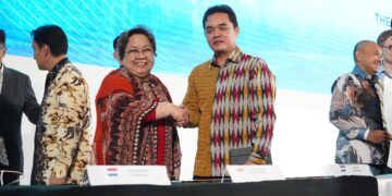 Penandatanganan Mou oleh Eko Januardi Direktur selalu Operasi KAI Wisata, dan Monique Patricia selaku CEO Business Indonesia Netherlands Association BV. (Foto: Istimewa)