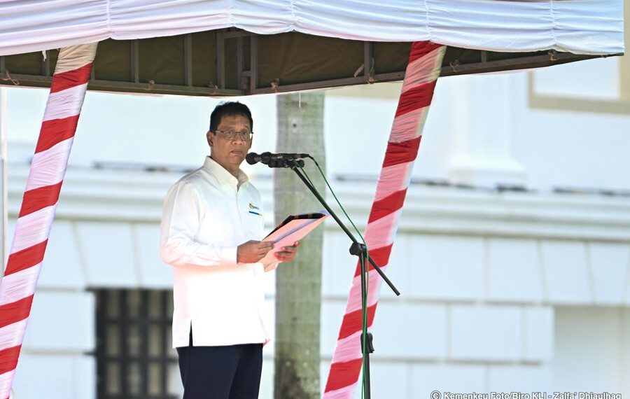 Menteri Keuangan (Menkeu) Purbaya Yudhi Sadewa pada Upacara Peringatan Hari Oeang Ke-79, di halaman Gedung A.A. Maramis Jakarta, pada Kamis (30/10). (Foto: Kemenkeu)