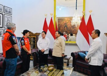Presiden Prabowo Subianto menerima kunjungan juara dunia MotoGP 2025, Marc Marquez, di Istana Merdeka, Jakarta, Selasa (30/9). Dalam kesempatan tersebut, Presiden didampingi Menteri Pemuda dan Olahraga Republik Indonesia (Menpora RI) Erick Thohir.(foto:Laily/BPMI)