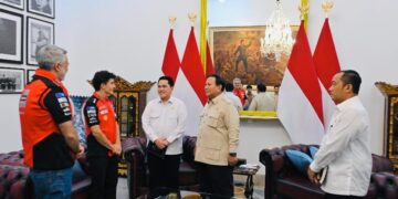 Presiden Prabowo Subianto menerima kunjungan juara dunia MotoGP 2025, Marc Marquez, di Istana Merdeka, Jakarta, Selasa (30/9). Dalam kesempatan tersebut, Presiden didampingi Menteri Pemuda dan Olahraga Republik Indonesia (Menpora RI) Erick Thohir.(foto:Laily/BPMI)