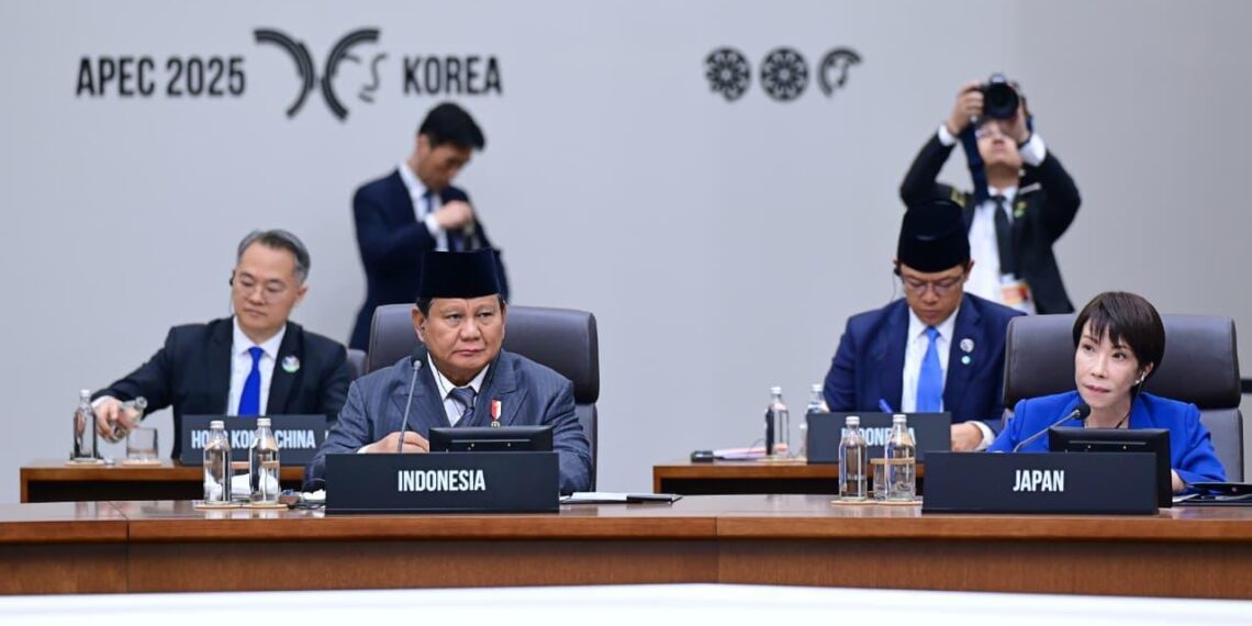 Presiden Republik Indonesia Prabowo Subianto dan Perdana Menteri Jepang Sanae Takaichi di APEC Economic Leaders Meeting (AELM) di Hwabaek International Convention Centre (HICO), Gyeongju, Republik Korea, pada Jumat (31/10/2025).(Foto: Setneg)