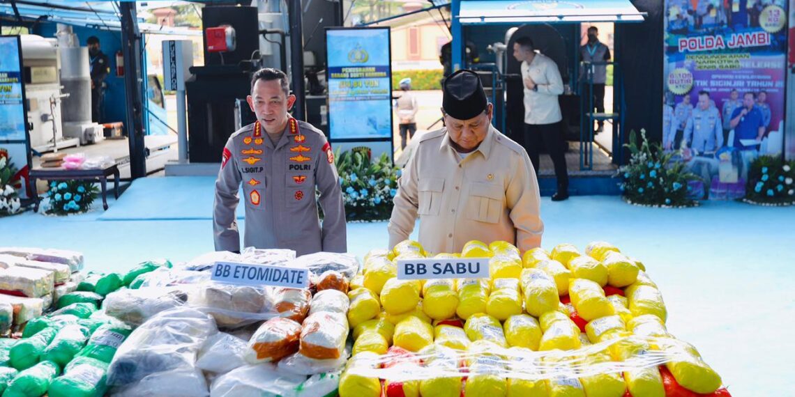 Presiden Prabowo Subianto memusnahkan barang bukti narkoba sebanyak 214,84 ton atau senilai Rp29,37 triliun periode satu tahun pemerintahan. Acara berlangsung di Lapangan Bhayangkara Markas Besar Kepolisian Negara Republik Indonesia (Mabes Polri), Jakarta, pada Rabu (29/10/2025). Presiden didampingi Kapolri Jenderal Pol. Listyo Sigit Prabowo.(Foto: Setneg)