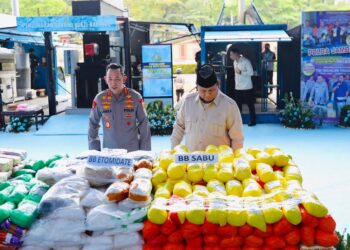 Presiden Prabowo Subianto memusnahkan barang bukti narkoba sebanyak 214,84 ton atau senilai Rp29,37 triliun periode satu tahun pemerintahan. Acara berlangsung di Lapangan Bhayangkara Markas Besar Kepolisian Negara Republik Indonesia (Mabes Polri), Jakarta, pada Rabu (29/10/2025). Presiden didampingi Kapolri Jenderal Pol. Listyo Sigit Prabowo.(Foto: Setneg)