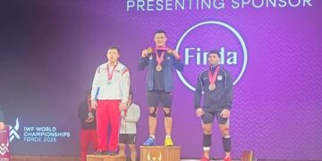 Prestasi membanggakan berhasil diukir atlet angkat besi putra kebanggaan Indonesia Rizki Juniansyah yang berhasil meraih dua medali emas kelas 79 kg pada IWF World Championship 2025 di Forde, Norwegia pada 6 Oktober 2025.(foto:istimewa)