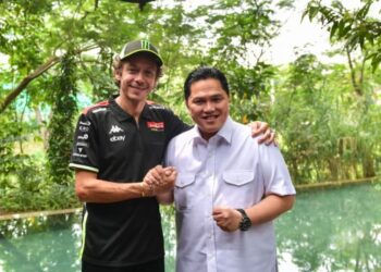 Menteri Pemuda dan Olahraga Republik Indonesia (Menpora RI) Erick Thohir menjamu legenda balap motor dunia, Valentino Rossi, di Jakarta. Jamuan santap siang ini berlangsung di salah satu restoran di kawasan Senayan, Selasa (30/9).(foto:Andre/kemenpora.go.id)