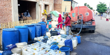 Foto : Personel BPBD Kabupaten Bima melakukan droping air bersih ke tandon dan tempat penampungan air milik warga terdampak kekeringan di Kabupaten Bima, Nusa Tenggara Barat, pada Kamis (16/10). (BPBD Kabupaten Bima)